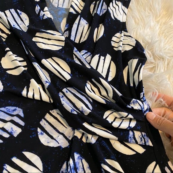 🌵 4/25 DKNY geometric polka dot v neck blouse - Picture 4 of 9